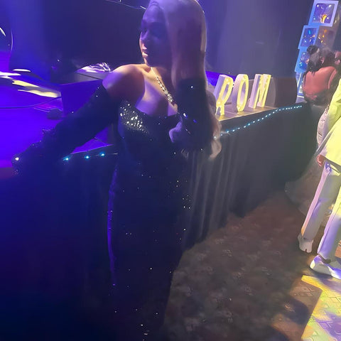 Robe fourreau/colonne en velours à paillettes, épaules dénudées, manches longues, traîne à balayage/pinceau