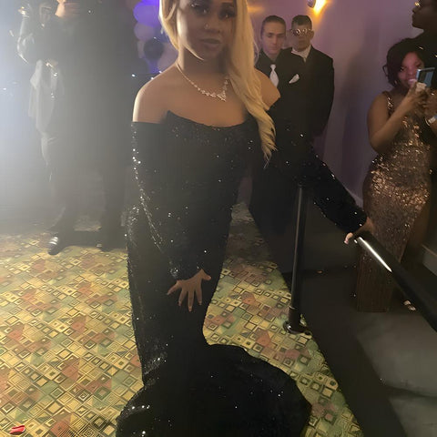 Robe fourreau/colonne en velours à paillettes, épaules dénudées, manches longues, traîne à balayage/pinceau