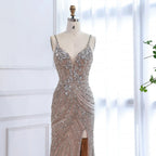 Luxuriöses, perlenbesetztes Meerjungfrauen-Abendkleid mit hohem Schlitz