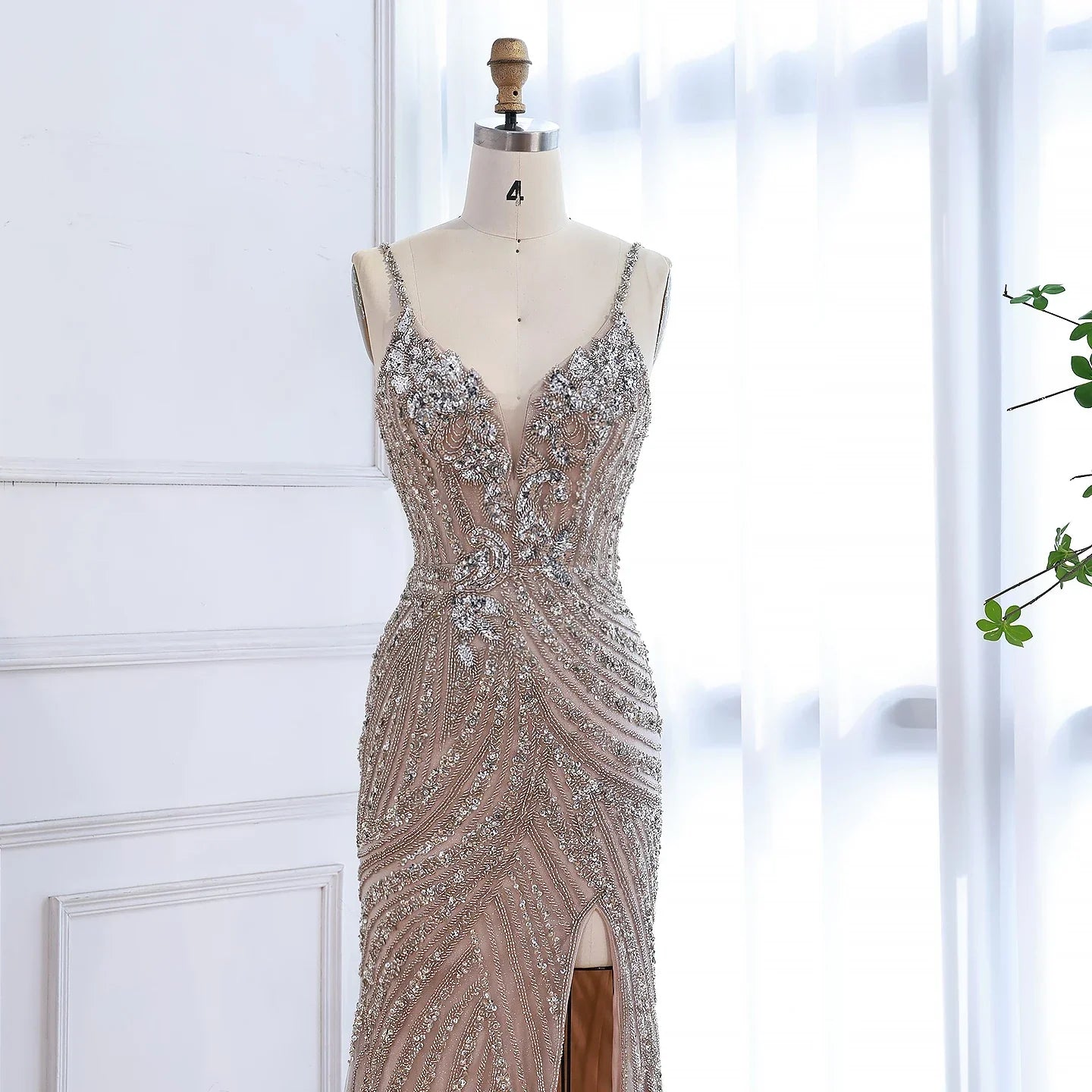 Luxuriöses, perlenbesetztes Meerjungfrauen-Abendkleid mit hohem Schlitz