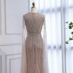 Luxuriöses, perlenbesetztes Abendkleid in Karamell mit Cape LA72992A