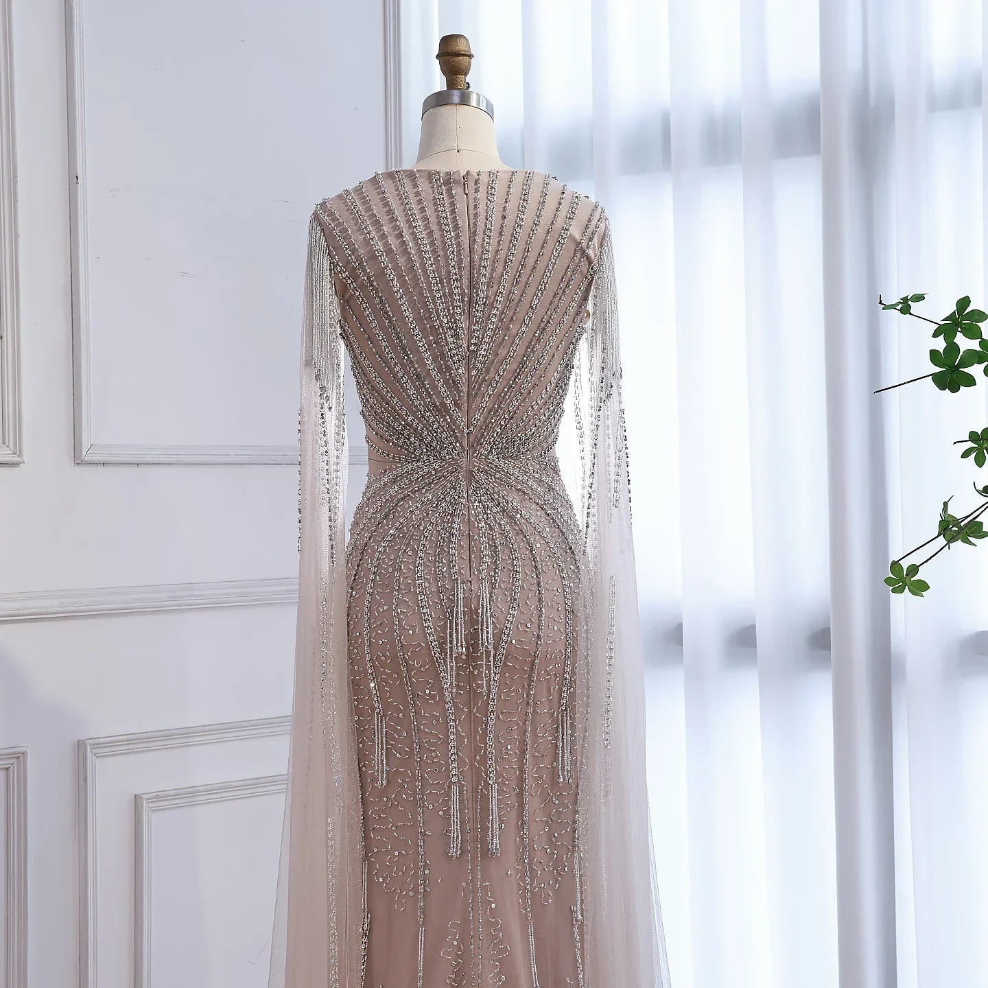 Luxuriöses, perlenbesetztes Abendkleid in Karamell mit Cape LA72992A