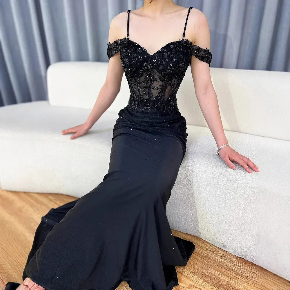 Elegantes schwarzes schulterfreies Spitzen-Ballkleid