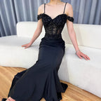 Elegantes schwarzes schulterfreies Spitzen-Ballkleid