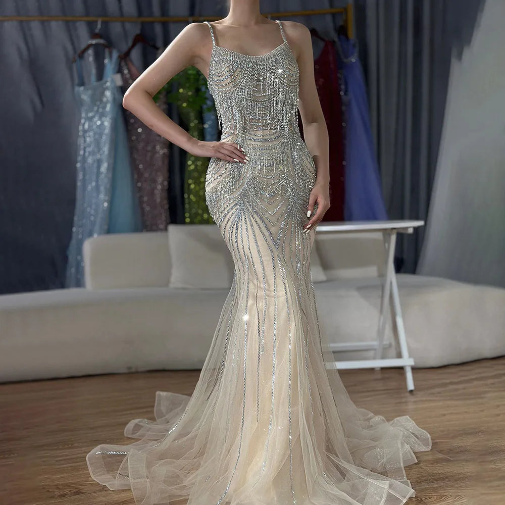 Luxuriöses nudefarbenes Meerjungfrauen-Abendkleid mit Kristallquasten