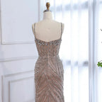 Luxuriöses, perlenbesetztes Meerjungfrauen-Abendkleid mit hohem Schlitz