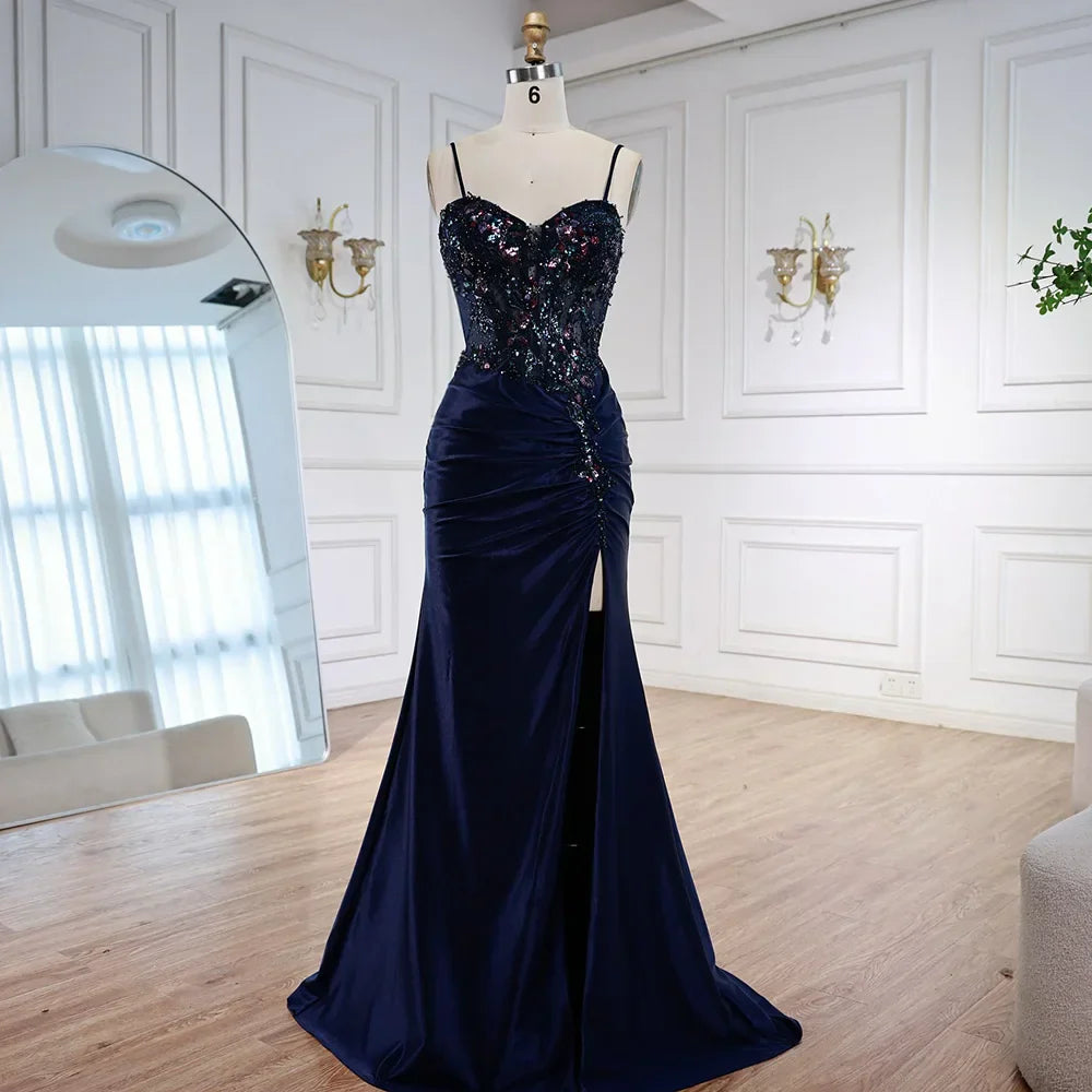 Elegante vestido de fiesta azul marino de satén con encaje, pedrería y abertura