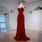 Elegante vestido de noche rojo con abertura