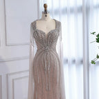 Luxuriöses, perlenbesetztes Abendkleid in Karamell mit Cape LA72992A