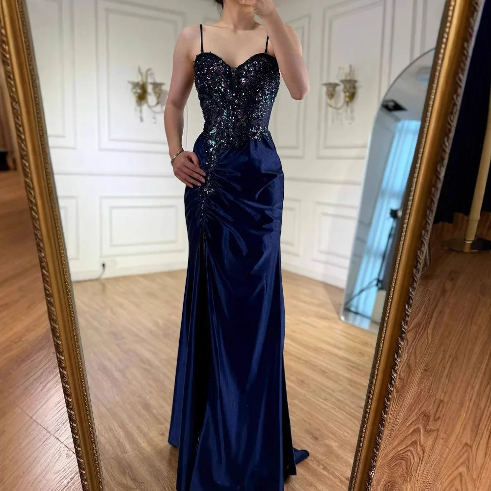 Elegante vestido de fiesta azul marino de satén con encaje, pedrería y abertura