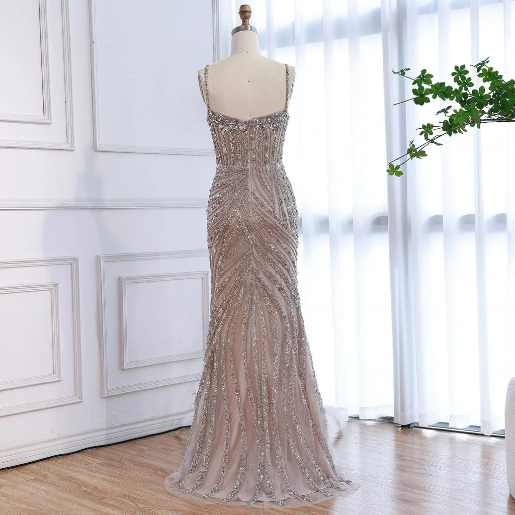 Luxuriöses, perlenbesetztes Meerjungfrauen-Abendkleid mit hohem Schlitz