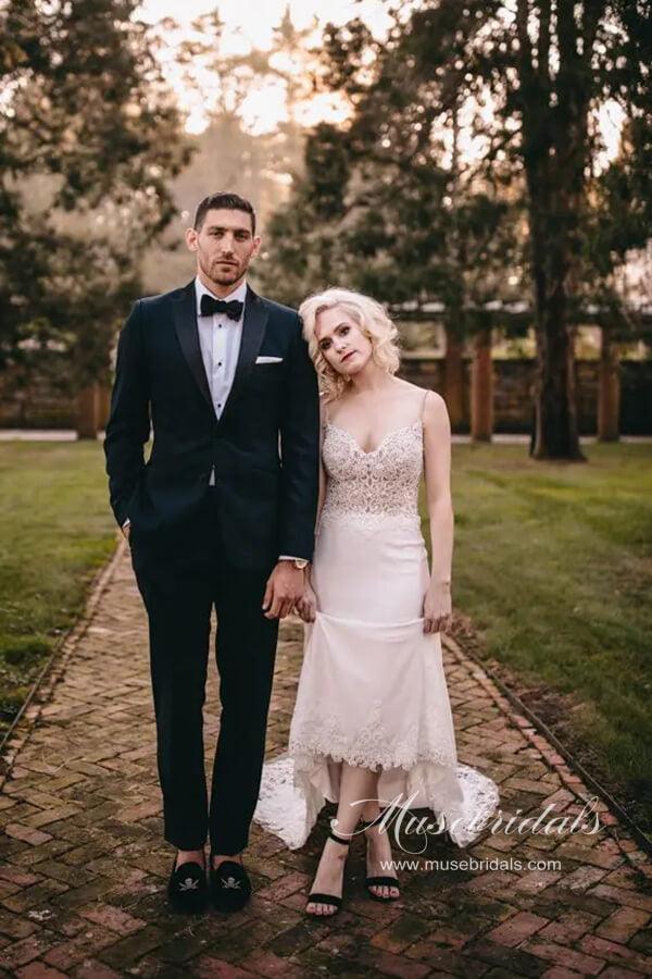 Vestido de novia NumberSea con escote en V, tirantes finos, corpiño de encaje y cola larga, MW750
