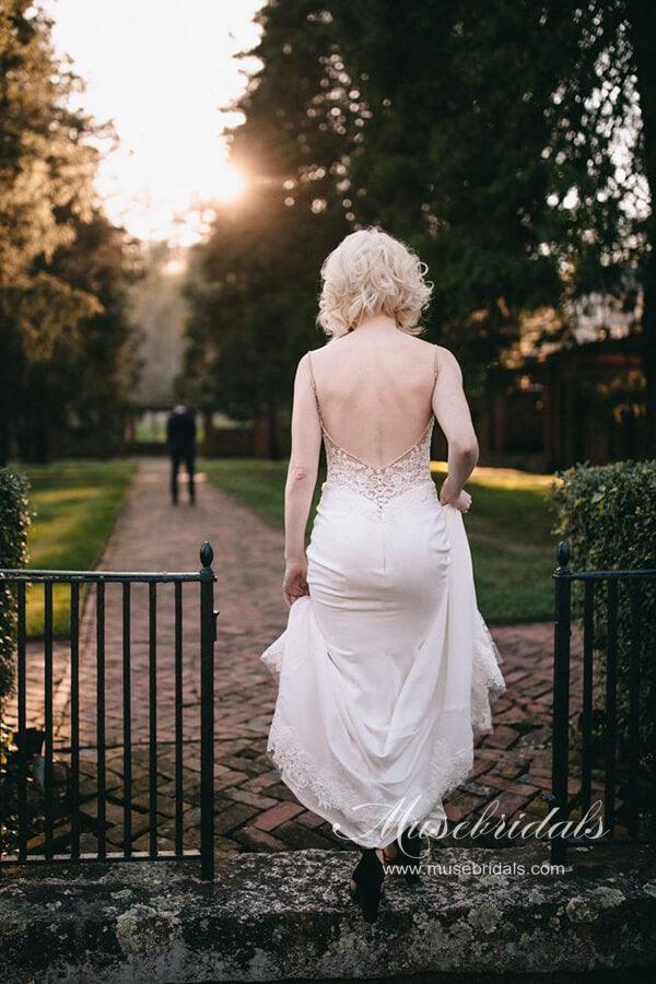 Vestido de novia NumberSea con escote en V, tirantes finos, corpiño de encaje y cola larga, MW750