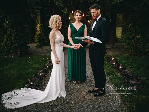 Vestido de novia NumberSea con escote en V, tirantes finos, corpiño de encaje y cola larga, MW750