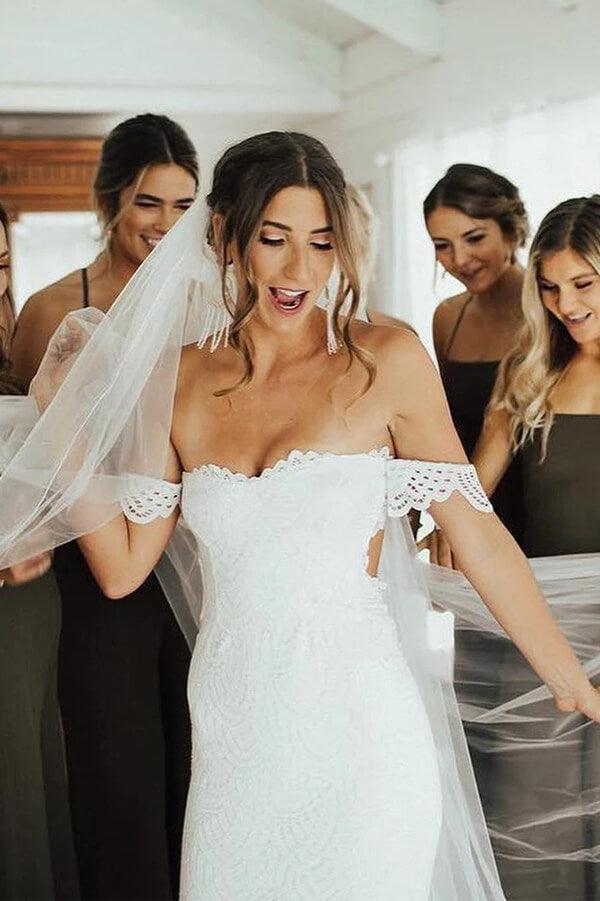 Vestido de novia de encaje con hombros descubiertos y abertura, MW842