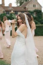 Vestido de novia NumberSea con escote en V, encaje satinado y hombros descubiertos, con cola larga, MW745