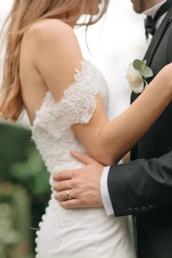 Vestido de novia NumberSea con escote en V, encaje satinado y hombros descubiertos, con cola larga, MW745