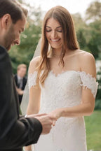 Vestido de novia NumberSea con escote en V, encaje satinado y hombros descubiertos, con cola larga, MW745