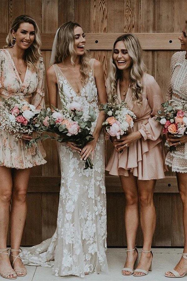 Vestido de novia NumberSea con escote en V, encaje y cola capilla, MW793