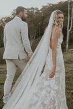 Vestido de novia NumberSea con escote en V, encaje y cola capilla, MW793