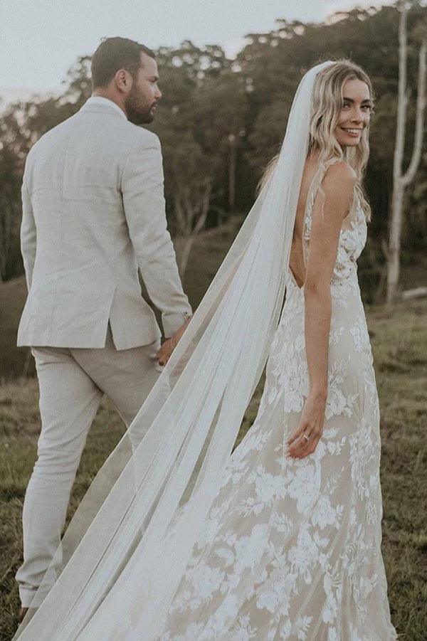 Vestido de novia NumberSea con escote en V, encaje y cola capilla, MW793