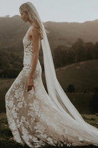 Vestido de novia NumberSea con escote en V, encaje y cola capilla, MW793