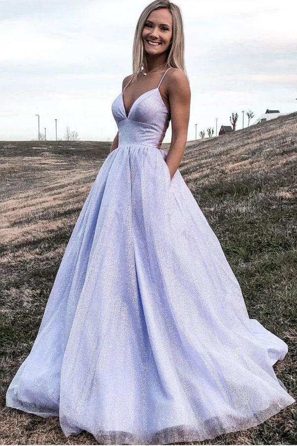 Glänzendes lavendelfarbenes A-Linien-Abendkleid aus Tüll mit V-Ausschnitt und Tasche