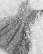 Vestido corto de fiesta con escote en V, espalda descubierta y tirantes finos plateados