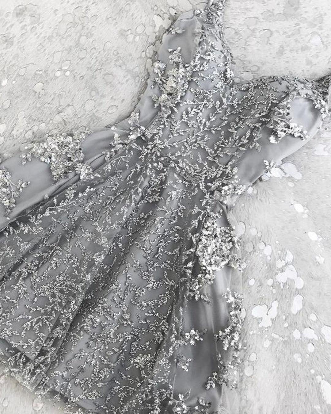 Vestido corto de fiesta con escote en V, espalda descubierta y tirantes finos plateados