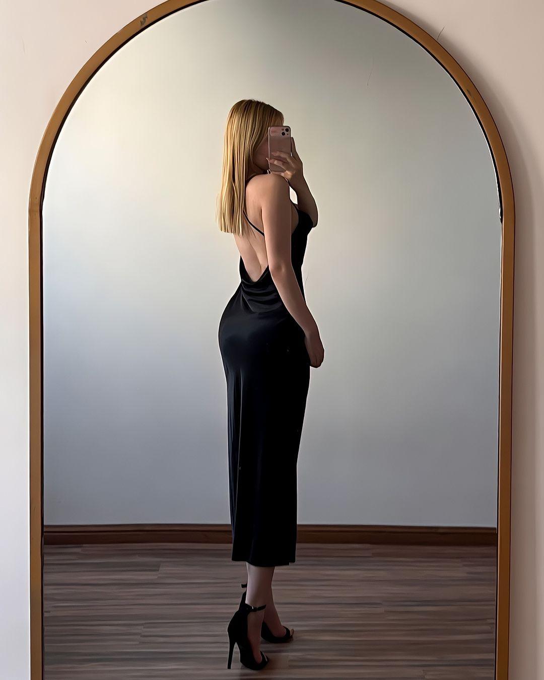 Vestido de fiesta sencillo de satén negro con tirantes finos, sin mangas y espalda descubierta