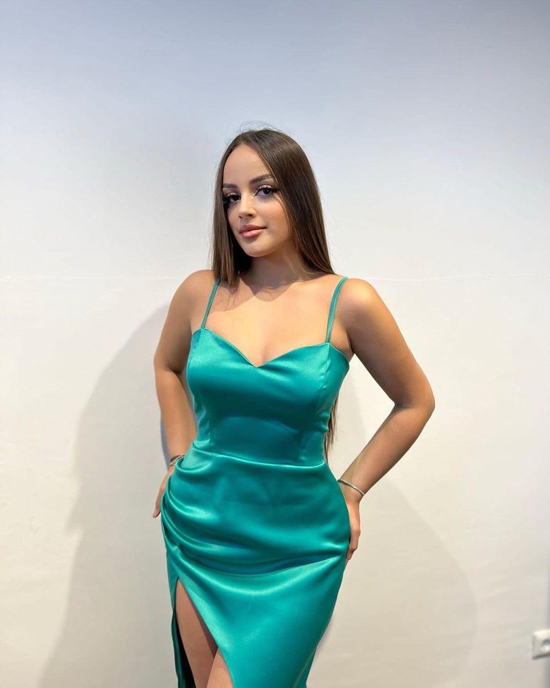 Vestido de fiesta sencillo largo de sirena con tirantes finos, escote en V, sin mangas y abertura