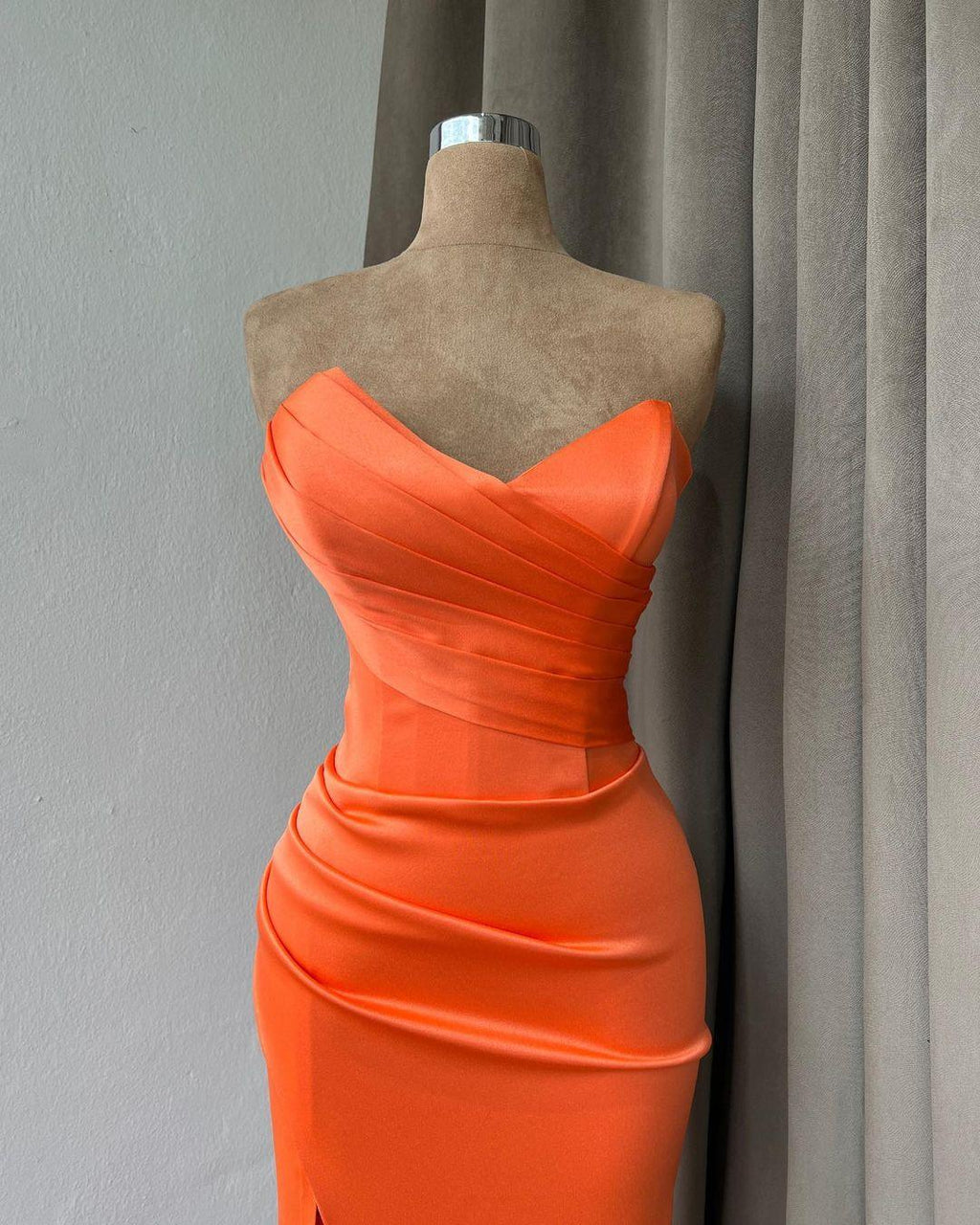 Vestido de fiesta sencillo, largo, de satén, color naranja, estilo sirena, sin tirantes y con abertura
