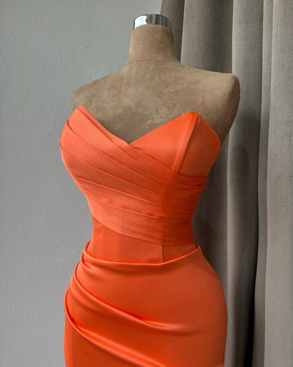Vestido de fiesta sencillo, largo, de satén, color naranja, estilo sirena, sin tirantes y con abertura