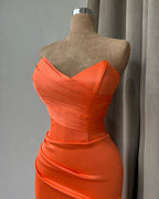 Vestido de fiesta sencillo, largo, de satén, color naranja, estilo sirena, sin tirantes y con abertura