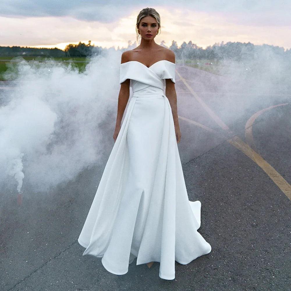 Vestido de novia sencillo de satén con hombros descubiertos, fruncido y desmontable
