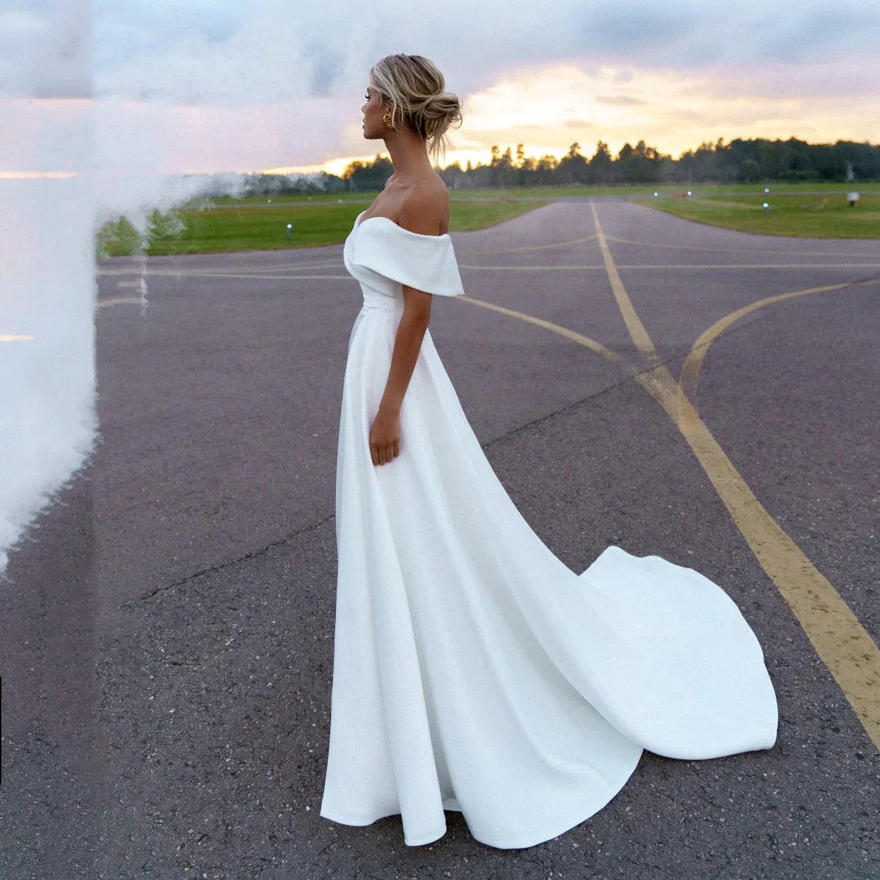 Vestido de novia sencillo de satén con hombros descubiertos, fruncido y desmontable