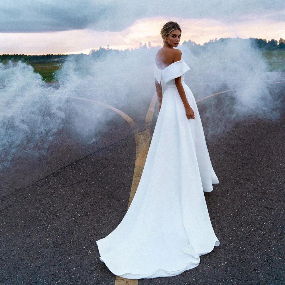 Vestido de novia sencillo de satén con hombros descubiertos, fruncido y desmontable