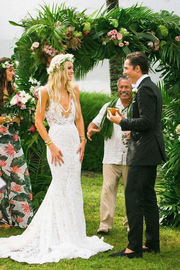Vestido de novia estilo sirena con escote en V y encaje color marfil de NumberSea, MW296