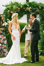 Vestido de novia estilo sirena con escote en V y encaje color marfil de NumberSea, MW296