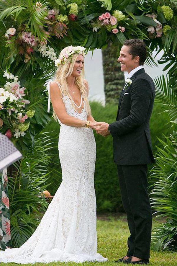 Vestido de novia estilo sirena con escote en V y encaje color marfil de NumberSea, MW296