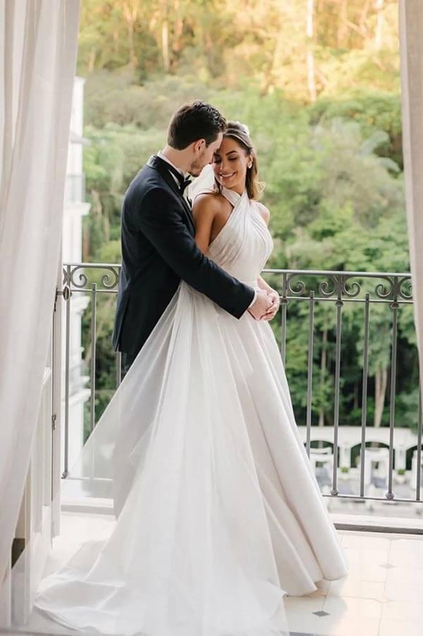 NumberSea Schlichtes A-Linien-Brautkleid aus Satin mit Neckholder und überkreuzten Trägern, MW873