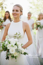 Vestido de novia NumberSea de satén sencillo, corte A, cuello halter, sin mangas y espalda destacada, MW947
