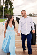 Vestido de novia de playa sencillo de NumberSea en azul cielo rústico con abertura en el muslo y cola larga, MW527