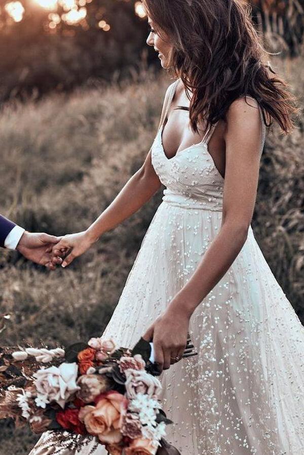 NumberSea Schlichtes A-Linien-Brautkleid mit V-Ausschnitt und rückenfreiem Tüll und Spaghettiträgern, MW568