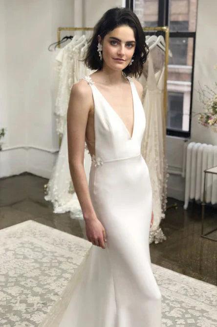 Vestidos de novia de sirena con tirantes de licra y apliques de cola larga