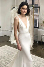 Vestidos de novia de sirena con tirantes de licra y apliques de cola larga