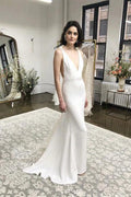 Vestidos de novia de sirena con tirantes de licra y apliques de cola larga