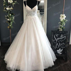 Spaghettiträger Brautkleid mit abnehmbarer Schleife V-Ausschnitt Spitze Mieder Rückenfrei Brautkleid Elegant Boho Braut