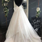 Spaghettiträger Brautkleid mit abnehmbarer Schleife V-Ausschnitt Spitze Mieder Rückenfrei Brautkleid Elegant Boho Braut