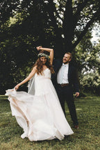 Vestidos de novia de corte A con tirantes finos de tul y apliques